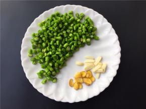 将青椒切小段，生姜大蒜切片。