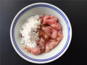 将兔肉剔除骨头切小粒，加入适量生抽、料酒、淀粉拌匀。