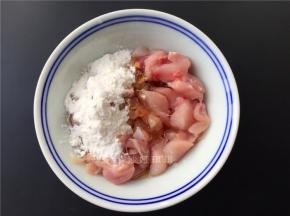 将兔肉剔除骨头切小粒，加入适量生抽、料酒、淀粉拌匀。