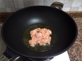 放入兔肉翻炒至变色断生。