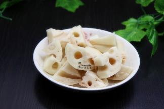 莲藕去皮，洗净切块。