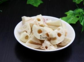 莲藕去皮，洗净切块。