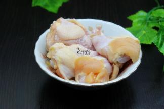 鸡腿洗净，沥干水。煮锅倒入适量的清水，煮沸，放入鸡腿汆烫。