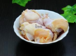 鸡腿洗净，沥干水。煮锅倒入适量的清水，煮沸，放入鸡腿汆烫。