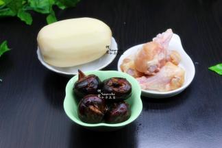 食材的准备：马蹄、莲藕、鸡腿、生姜、盐。功用：生津止渴，润燥、清热、凉血，补血益气。