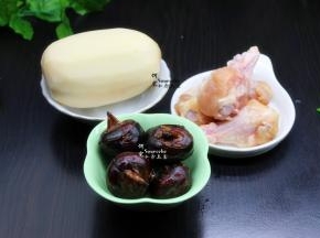食材的准备：马蹄、莲藕、鸡腿、生姜、盐。功用：生津止渴，润燥、清热、凉血，补血益气。