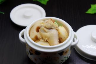 把汆烫好的鸡腿、去皮洗净的马蹄、还有去皮切好的莲藕，洗净切片生姜，一起放入炖盅，加入适量的饮用水，水要浸没食材。