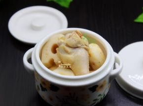 把汆烫好的鸡腿、去皮洗净的马蹄、还有去皮切好的莲藕，洗净切片生姜，一起放入炖盅，加入适量的饮用水，水要浸没食材。