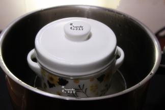 炖盅盖上盖子，隔水放入锅。大火煮沸锅里的水之后改小火慢炖2小心。