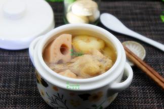 炖汤出锅之后，放点盐拌均，即可享用了。一人一盅，是不是很方便？