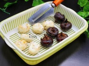 马蹄洗净，去外皮黑色部分，然后再清洗。