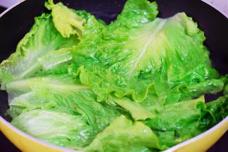 锅中倒入适量的清水烧开，加入少许盐和食用油，再放入生菜，烫至变成翠绿色