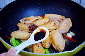 加入老抽，翻炒均匀