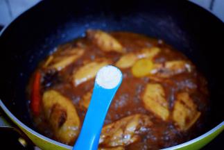 炖煮至汤汁浓稠时加入鸡精