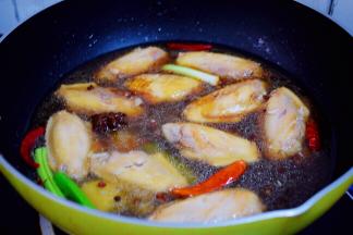 加入清水，没过食材即可