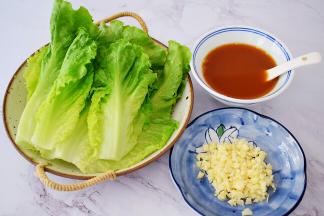 生菜洗净沥干水分备用，蒜切末备用，酱汁材料放入碗中调成酱汁备用