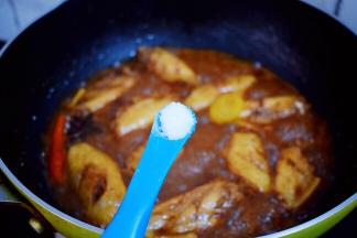 加入盐，转大火收汁