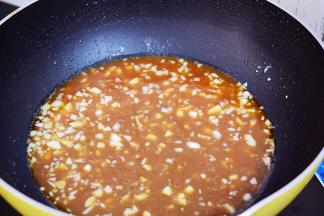再倒入刚才调好的酱汁
