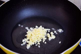 另起锅倒入适量的食用油烧热，放入蒜末爆香
