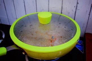 大火烧开转中小火炖煮15-20分钟