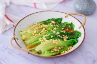 浇倒在生菜上即可