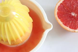 鸡蛋提前从冰箱中取出回温到室温，首先来制作西柚汁，西柚一个切开，用工具取出西柚汁。