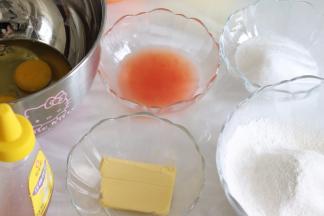 准备并称重好其他食材，低筋面粉需要过筛。