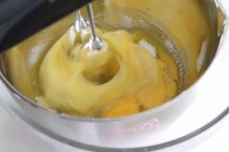 鸡蛋全蛋打散，一次性倒入白砂糖，搅打均匀。