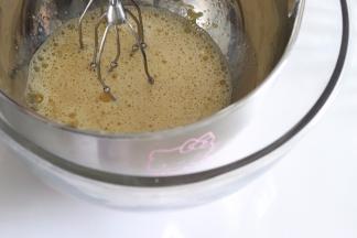 加入蜂蜜搅打后，放置到50度左右的温水盆中，隔热水继续打发。