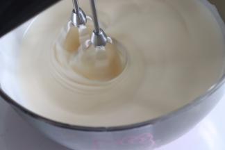 打发过程需要耐心，用中高速打发，直到蛋液发白并且体积膨胀，蛋糊用手摸一下有温度就离开水盆，继续打发到。