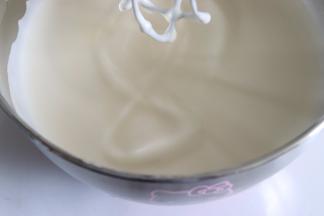 直到拉起打蛋头，画8字，不用轻易消失即可，再用打蛋器低速整理蛋液，此时的蛋糊非常的细腻有光泽。