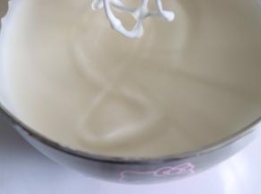 直到拉起打蛋头，画8字，不用轻易消失即可，再用打蛋器低速整理蛋液，此时的蛋糊非常的细腻有光泽。
