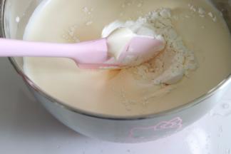 用橡皮刮刀翻拌面粉和蛋糊。不可以顺时针或者逆时针一样的搅动，是像炒菜一样的翻拌。