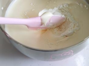 用橡皮刮刀翻拌面粉和蛋糊。不可以顺时针或者逆时针一样的搅动，是像炒菜一样的翻拌。