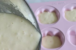 直接用打蛋盆倒入蛋糕模具中，没有模具的一次性蛋糕纸杯也是可以的