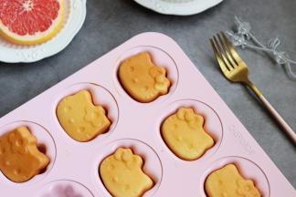 出炉脱模后，稍量一下，就可以脱模，放到晾网上，晾凉即可。