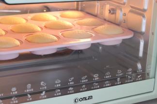 放入提前预热的烤箱中，160度18分钟左右。烤制到蛋糕出来非常香的味道，而且观察到蛋糕边缘变色，就可以了