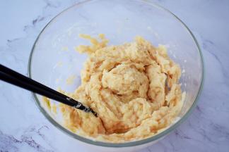 用筷子顺时针一个方向搅打至肉末上劲