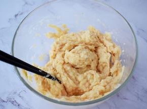 用筷子顺时针一个方向搅打至肉末上劲