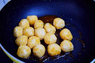 翻炒至丸子全部都裹上酱汁