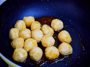 翻炒至丸子全部都裹上酱汁