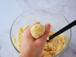锅中加入适量的清水烧开后转小火，用虎口挤出丸子的形状