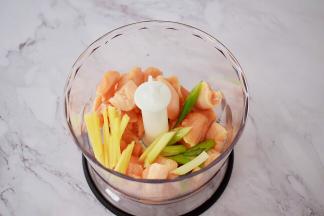 把鸡胸肉和葱姜丝放入料理机中，打成肉末