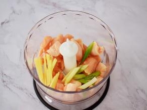 把鸡胸肉和葱姜丝放入料理机中，打成肉末