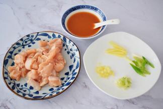 鸡胸肉洗净切成小块，葱姜一半切丝，一半切末，把酱汁材料放入碗中调成酱汁备用