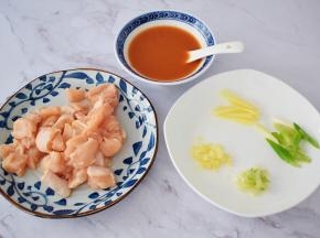 鸡胸肉洗净切成小块，葱姜一半切丝，一半切末，把酱汁材料放入碗中调成酱汁备用