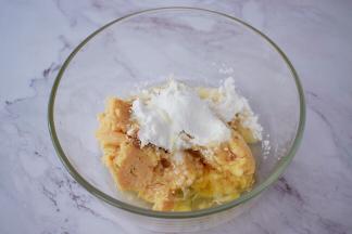 加入料酒、盐、鸡精、白胡椒粉、鸡蛋清和玉米淀粉