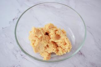 再把肉末放入容器中