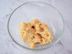 再把肉末放入容器中