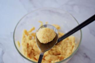 再用勺子把丸子刮下来